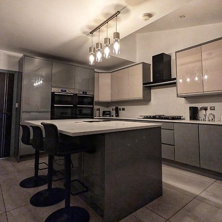 Beautiful 5 Bedroom Home Sleeps 12 People In マンチェスター エクステリア 写真