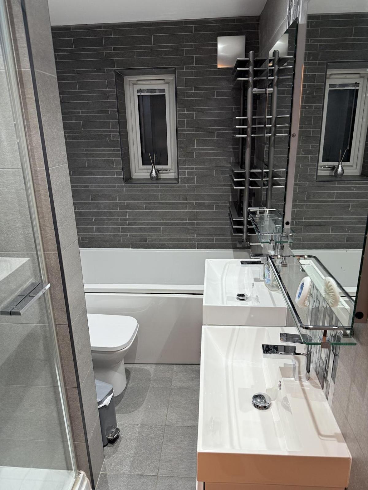 Beautiful 5 Bedroom Home Sleeps 12 People In マンチェスター エクステリア 写真